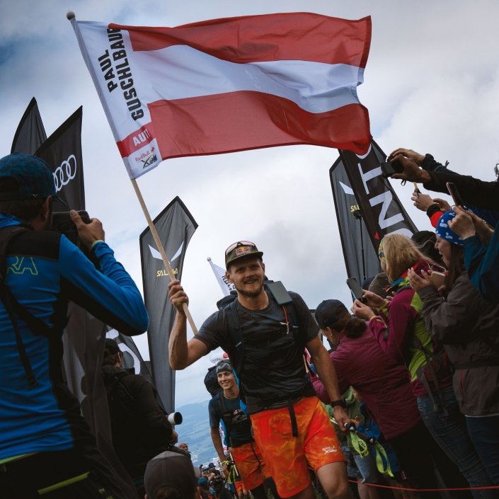 Red Bull X-Alps 2019 Skywalk-Pilot Paul Guschlbauer trifft auf dem Gaisberg ein