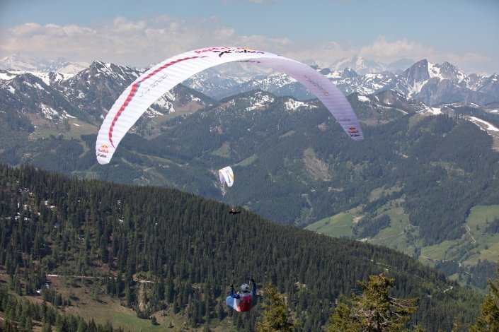 Red Bull X-Alps 2019 Prolog Maxime Pinot mit seinem Ozone Zeolite kurz nach dem Start vom Grießenkareck