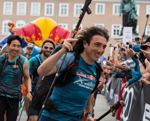 Red Bull X-Alps 2019 Start am Salzburger Mozartplatz: Toma Coconea in seinem Element