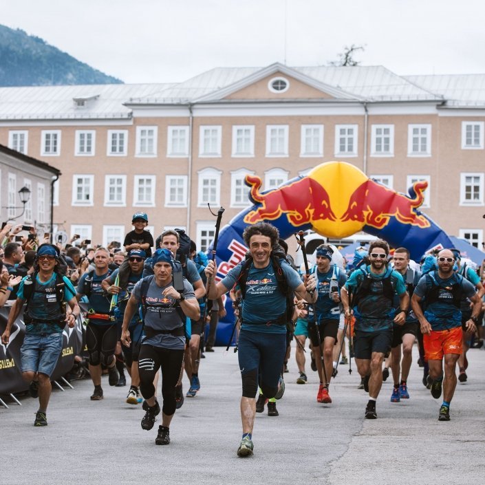 Red Bull X-Alps 2019 Start in Salzburg am Mozartplatz. Advance-Pilot Toma Coconea führt das Feld an