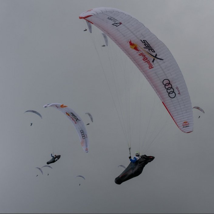 Red Bull X-Alps 2019 Gleitschirm-Startpulk vor dem Salzburger Gaisberg