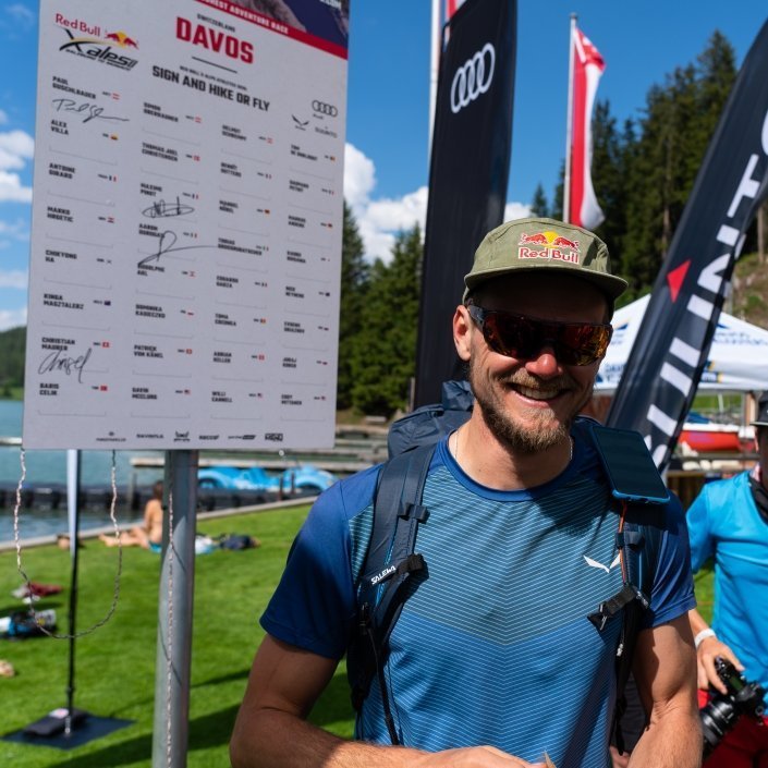 Red Bull X-Alps2019 Paul Guschlbauer an der Turnpointtafel in Davos: Sign and Hike or fly!