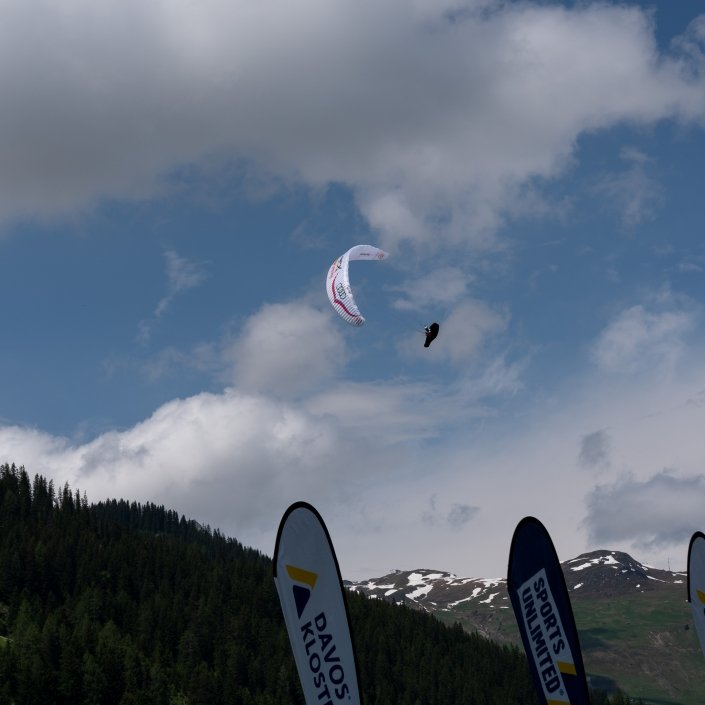 Red Bull X-Alps 2019 Anflug auf den Turnpoint Davos gemäss dem Motto Sports unlimited in Davos Klosters