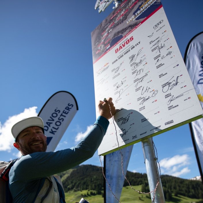 Red Bull X-Alps 2019 Gleitschirm Hike and Fly Marko Hrgetic Unterschrift am Turnoint Davos