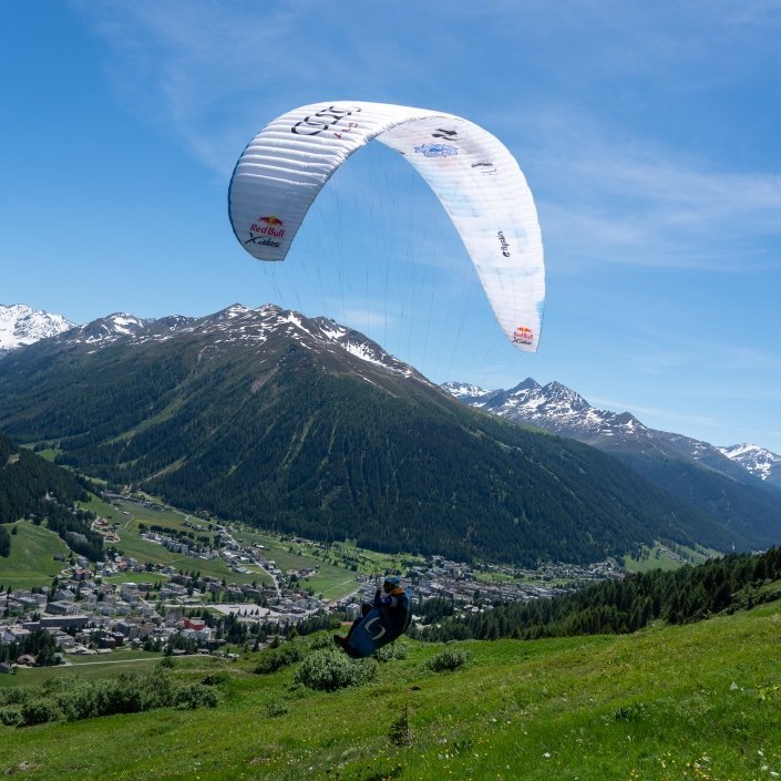 Kinga Masztalerz am Hike and Fly Start über Davos mit ihrem Supair Wild