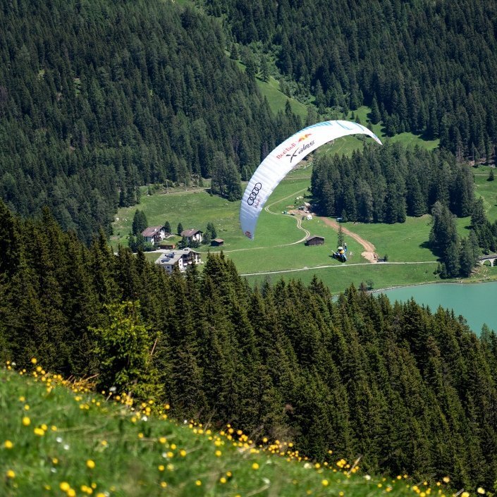 Kinga Masztalerz auf Thermiksuche über dem Red Bull X-Alps Turnpoint Davos